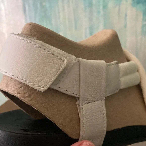 Sorel NWT White Velcro Sandals - Picture 3 of 8
